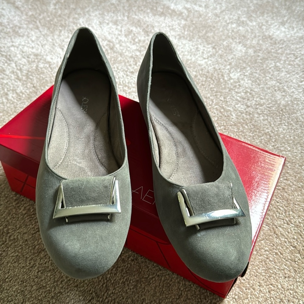 Aerosoles gray suede flats